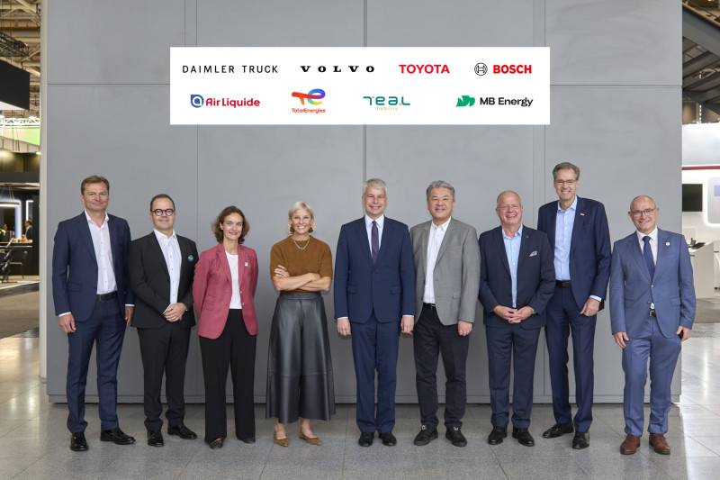Representatives of truck makers, energy suppliers and the German transport ministry at the IAA Transportation hydrogen-mobility announcement.